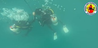 Bomberos Voluntarios intensifican búsqueda de Jesler Palacios en el lago de Atitlán. Foto La Hora: captura de pantalla.