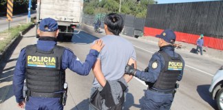 Recuperan camión valorado en Q500 mil y capturan a alias "Shaggy" cuando presuntamente lo manejaba. Foto La Hora: PNC.