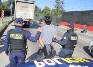 Recuperan camión valorado en Q500 mil y capturan a alias "Shaggy" cuando presuntamente lo manejaba. Foto La Hora: PNC.
