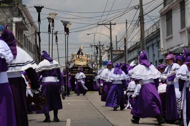 De rodillas y con incienso abren paso los feligreses al Jes&uacute;s Nazareno de Candelaria. Foto La Hora: Daniel Ram&iacute;rez