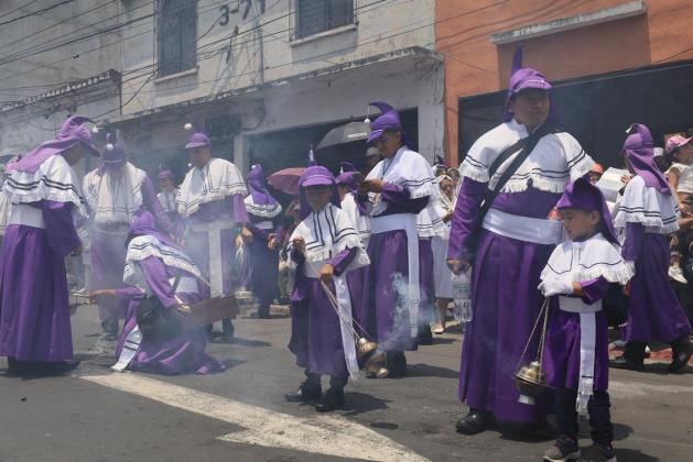De rodillas y con incienso abren paso los feligreses al Jes&uacute;s Nazareno de Candelaria. Foto La Hora: Daniel Ram&iacute;rez
