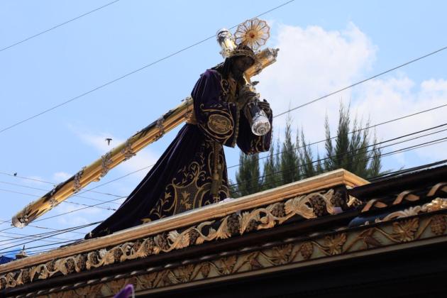 Cristo Rey en Jueves Santo, mientras carga la cruz. Foto La Hora: Daniel Ram&iacute;rez