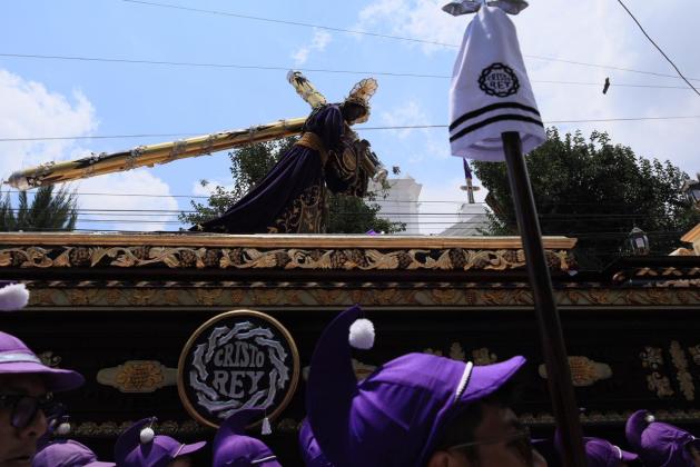 El anda del Jes&uacute;s Nazareno de Candelaria. Foto La Hora: Daniel Ram&iacute;rez