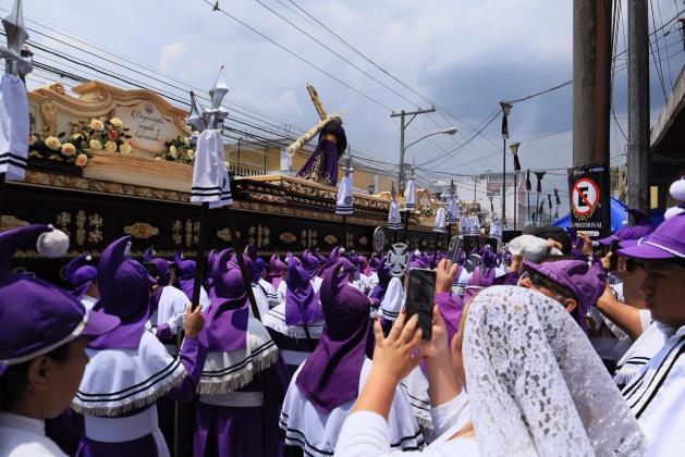 Feligreses que acompa&ntilde;an la procesi&oacute;n y cargan durante un turno el anda del Nazareno. Foto La Hora: Daniel Ram&iacute;rez