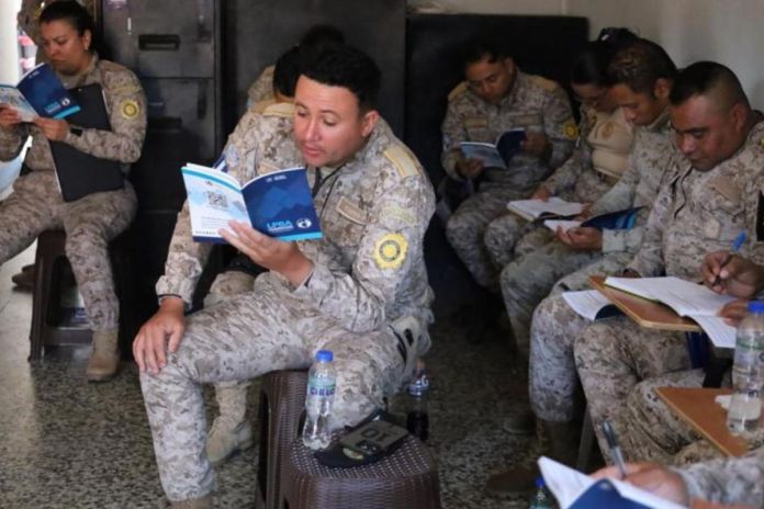 Agentes de la PNC recibiendo capacitación para la atención de denuncias por maltrato animal. Foto La Hora: MAGA