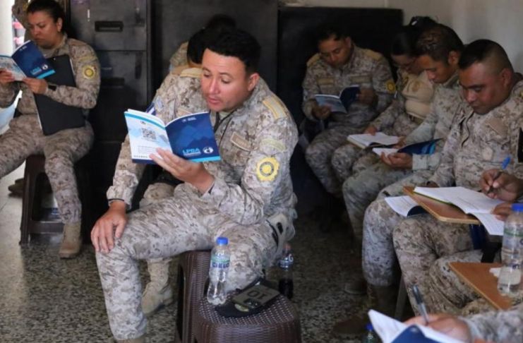 Agentes de la PNC recibiendo capacitación para la atención de denuncias por maltrato animal. Foto La Hora: MAGA