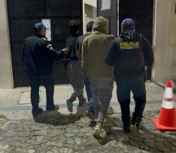 Tres presuntos integrantes de una banda de saqueadores denominada 