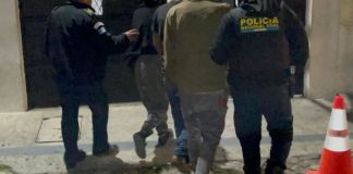 Tres presuntos integrantes de una banda de saqueadores denominada "Los Jutes" fueron capturados por agentes de la comisaría 74 de la PNC en San Juan Alotenango, Sacatepéquez. Foto La Hora: PNC