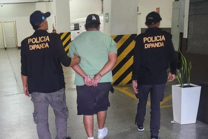 Agentes de la PNC capturan a presunto pandillero en Villa Nueva. Foto: PNC