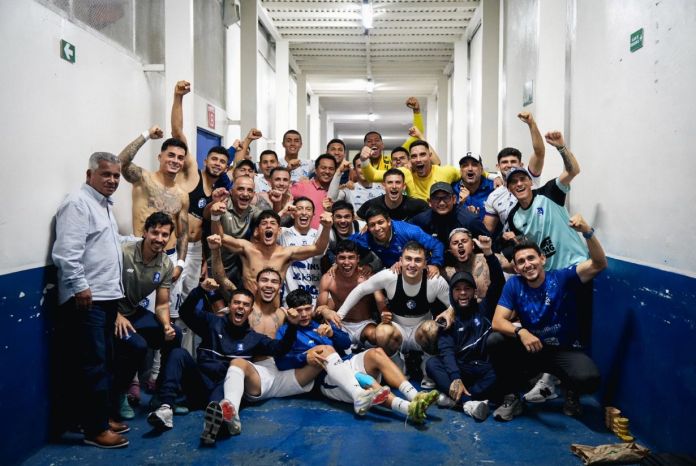 El equipo dirigido por el guatemalteco Amarini Villatoro (al fondo) celebró su pase a la semifinal del Torneo Clausura 2026 de Costa Rica. Foto La Hora: C. S. Cartaginés