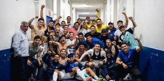 El equipo dirigido por el guatemalteco Amarini Villatoro (al fondo) celebró su pase a la semifinal del Torneo Clausura 2026 de Costa Rica. Foto La Hora: C. S. Cartaginés