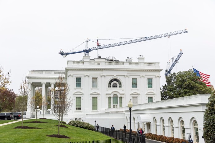 Casa Blanca desde su fachada. Foto La Hora: EFE/EPA/JIM LO SCALZO
