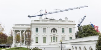 Casa Blanca desde su fachada. Foto La Hora: EFE/EPA/JIM LO SCALZO