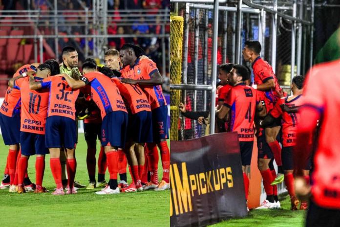 Los futbolistas de Municipal celebraron la victoria en el Clásico 337 junto a la afición roja que llegó al Trébol.