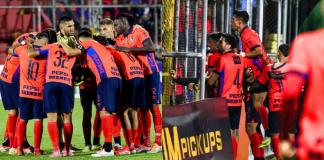 Los futbolistas de Municipal celebraron la victoria en el Clásico 337 junto a la afición roja que llegó al Trébol.