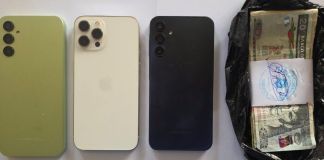 Celulares incautados y dinero que pretendía ser pago de extorsión. Foto La Hora: PNC