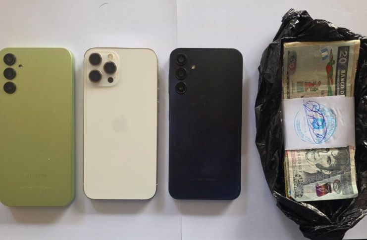 Celulares incautados y dinero que pretendía ser pago de extorsión. Foto La Hora: PNC