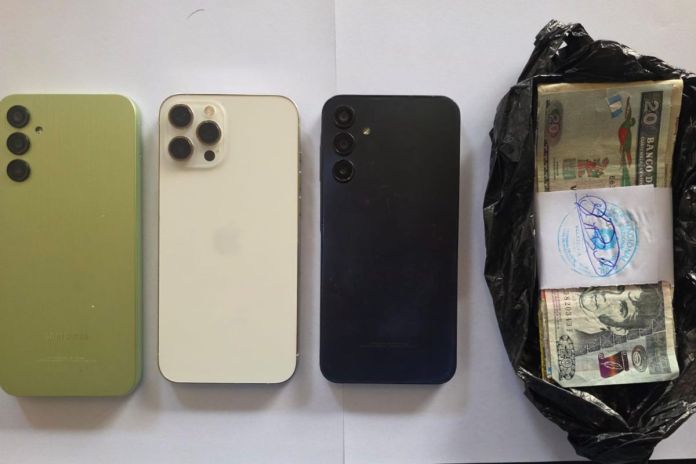 Celulares y dinero que pretedia ser pago de extorsion Celulares incautados y dinero que pretendía ser pago de extorsión. Foto La Hora: PNC