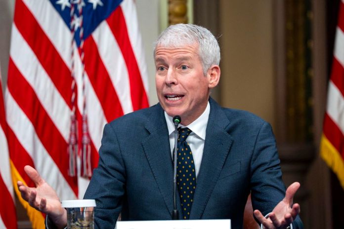 El secretario de Energía de Estados Unidos, Chris Wright, advirtió este domingo que el precio de la gasolina en el país podría mantenerse sobre los 3 dólares hasta 2027. Foto La Hora: EFE