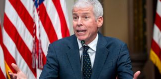 El secretario de Energía de Estados Unidos, Chris Wright, advirtió este domingo que el precio de la gasolina en el país podría mantenerse sobre los 3 dólares hasta 2027. Foto La Hora: EFE