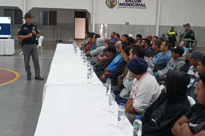 Conductores de tuctuc recibiendo capacitaciones de seguridad y educación vial. Foto La Hora: Provial