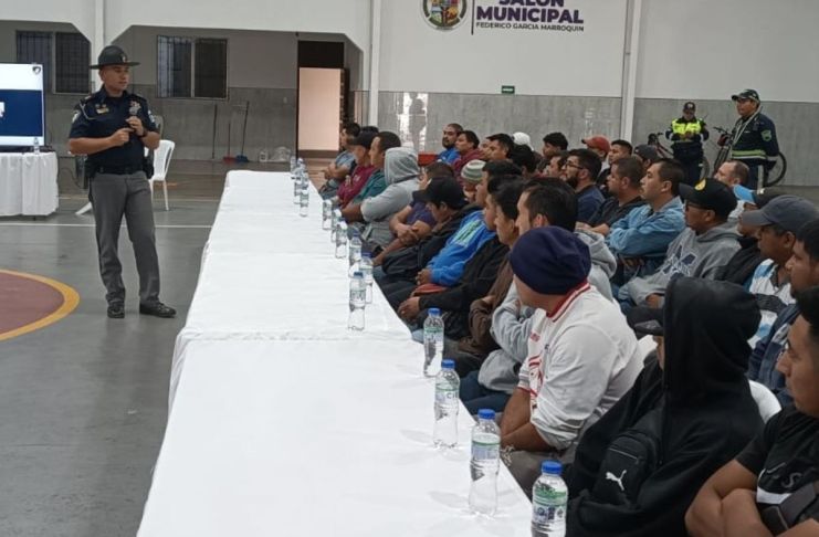 Conductores de tuctuc recibiendo capacitaciones de seguridad y educación vial. Foto La Hora: Provial