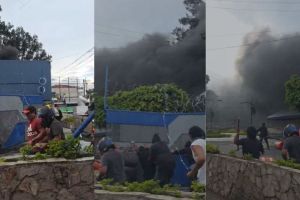 Video | Estudiantes logran romper portones e ingresan a la Usac