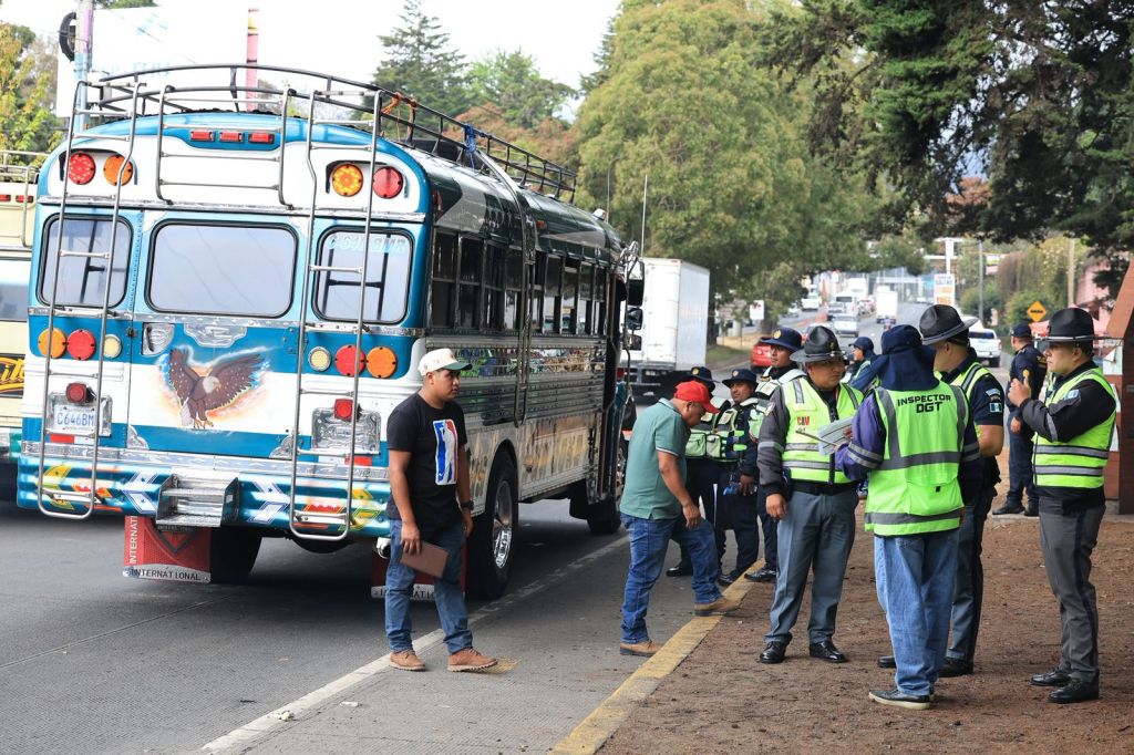 Mientras usuarios denuncian alza en el precio del pasaje, la DGT realiza operativos en distintas carreteras. Foto La Hora: DGT