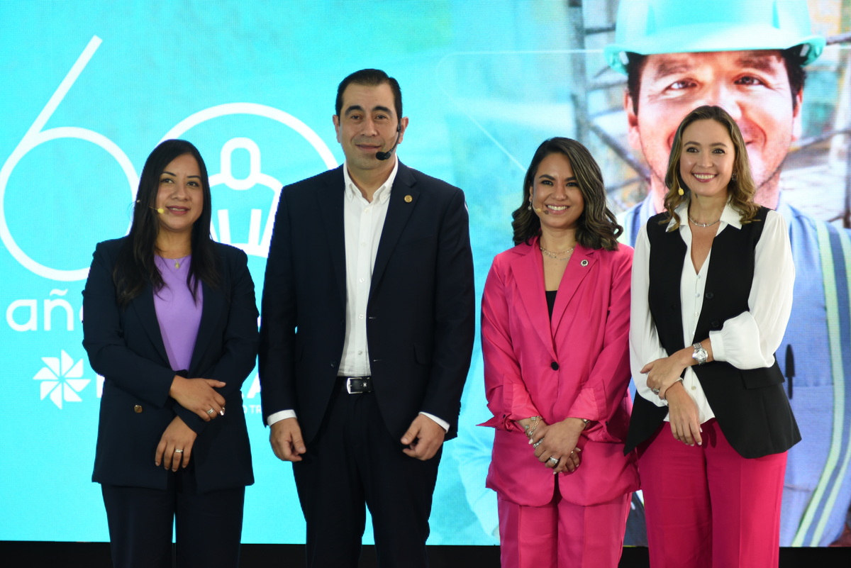 De izquierda a derecha: Doris Cubur, gerente de Atracción del Talento de Bantrab; Fernando García, director de la división comercial de Bantrab; María Inés Rivera, vocera institucional Bantrab; Foto: La Hora/José Orozco.