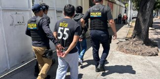 Cuatro deportados capturados tras su arribo a Guatemala en vuelo proveniente de EE.UU. Foto La Hora: PNC.