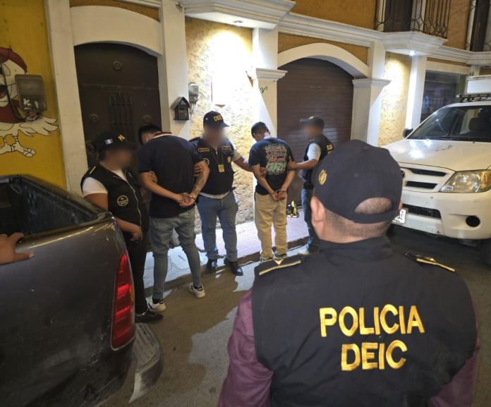 El capturado es sospechoso de darle muerte a un militar del Ejército cuando se movilizaba en su vehículo en San Pedro Carchá. Foto La Hora: PNC