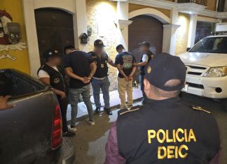 El capturado es sospechoso de darle muerte a un militar del Ejército cuando se movilizaba en su vehículo en San Pedro Carchá. Foto La Hora: PNC