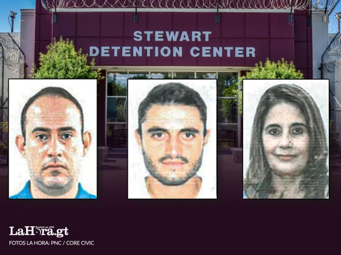 El exfutbolista Pedro Samayoa al centro junto a su hermano Eduardo Alejandro y su madre Zully Moreno Barbier. Diseño La Hora: Roberto Altán.