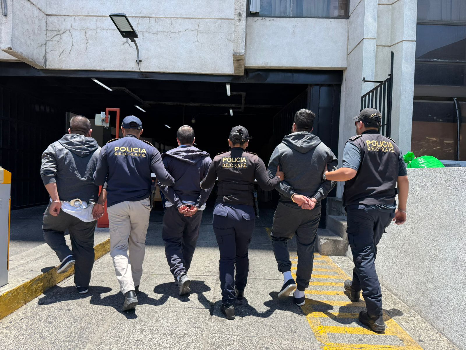 Tres guatemaltecos detenidos tras arribar a Guatemala en un vuelo para deportados