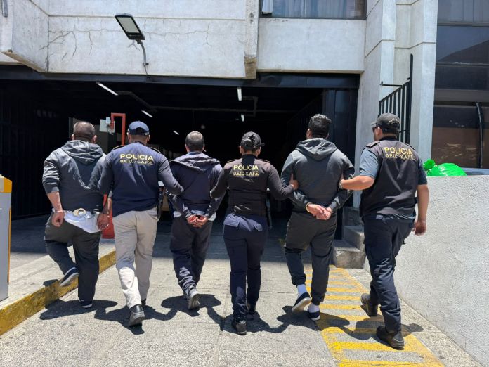 Tres guatemaltecos detenidos tras arribar a Guatemala en un vuelo para deportados. Foto La Hora: PNC.