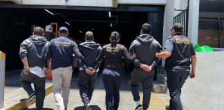 Tres guatemaltecos detenidos tras arribar a Guatemala en un vuelo para deportados. Foto La Hora: PNC.