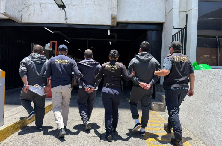 Tres guatemaltecos detenidos tras arribar a Guatemala en un vuelo para deportados. Foto La Hora: PNC.