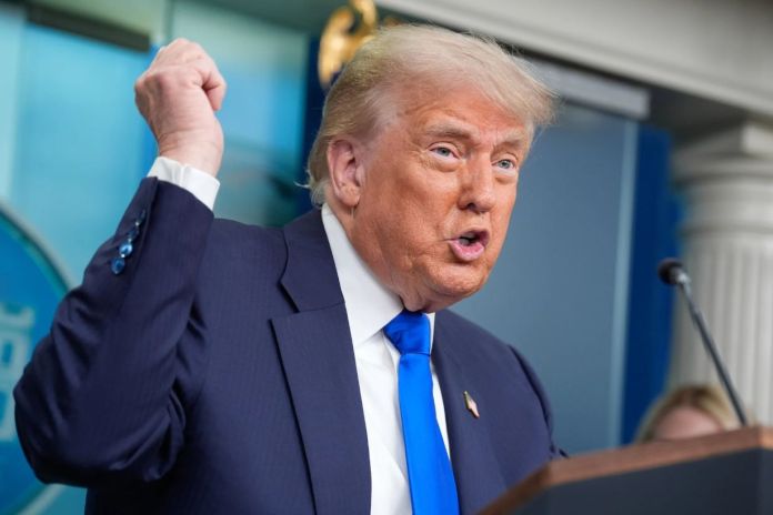 El presidente de los Estados Unidos, Donald Trump, reveló una solicitud de tregua por parte de Irán bajo condiciones estrictas. Foto La Hora: EFE