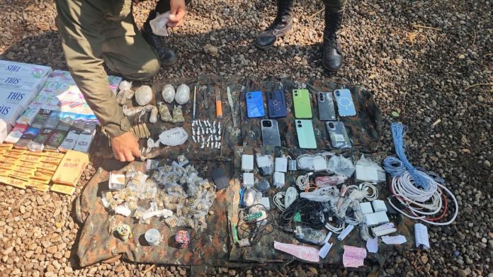 Varios de los teléfonos incautados eran escondidos en ranuras de blocks de una construcción en el centro carcelario. Foto La Hora: Ejército de Guatemala