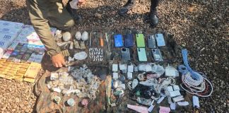 Varios de los teléfonos incautados eran escondidos en ranuras de blocks de una construcción en el centro carcelario. Foto La Hora: Ejército de Guatemala