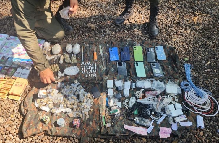 Varios de los teléfonos incautados eran escondidos en ranuras de blocks de una construcción en el centro carcelario. Foto La Hora: Ejército de Guatemala