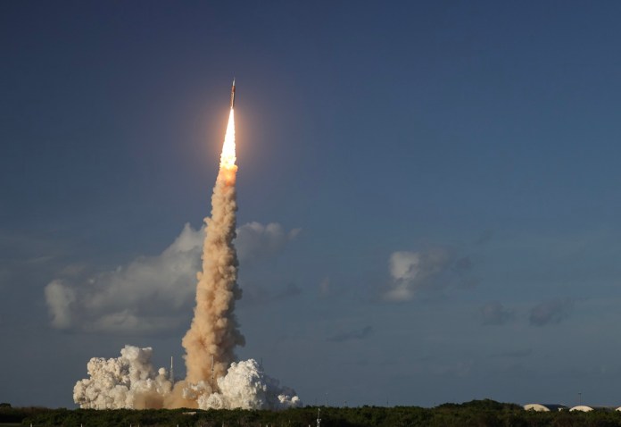 Titusville, EE. UU. Lanzamiento de la misión Artemis II, donde cuatro astronautas orbitarán la luna. EFE/EPA/CRISTOBAL HERRERA-ULASHKEVICH