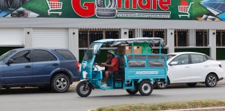 Miles de cubanos se benefician de la estación Gomate. El objetivo es "agrandar el local" en el futuro y llegar a convertirse en una estación de repostaje solar para autos eléctricos. Foto: La Hora: EFE