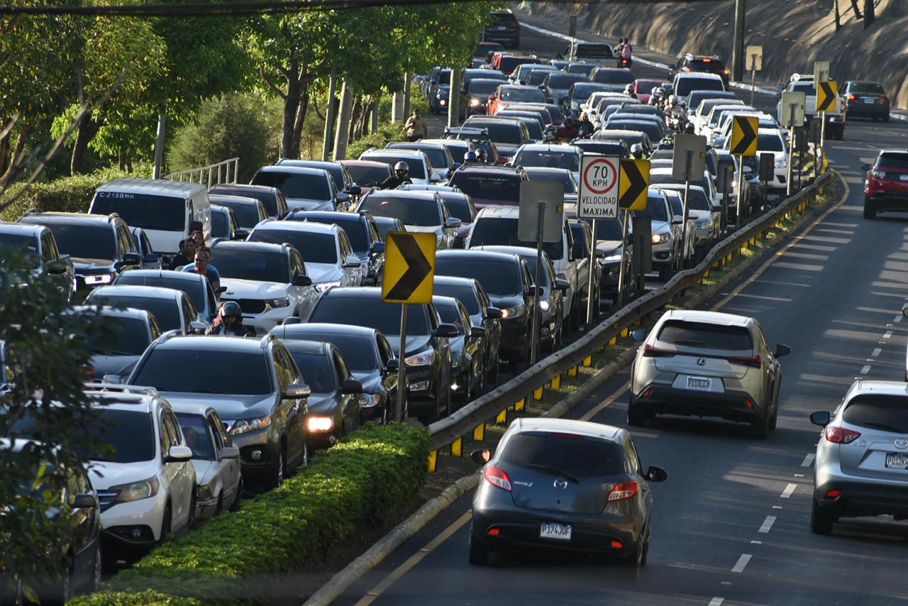 Choque de motociclistas colapsa tránsito hacia carretera a El Salvador