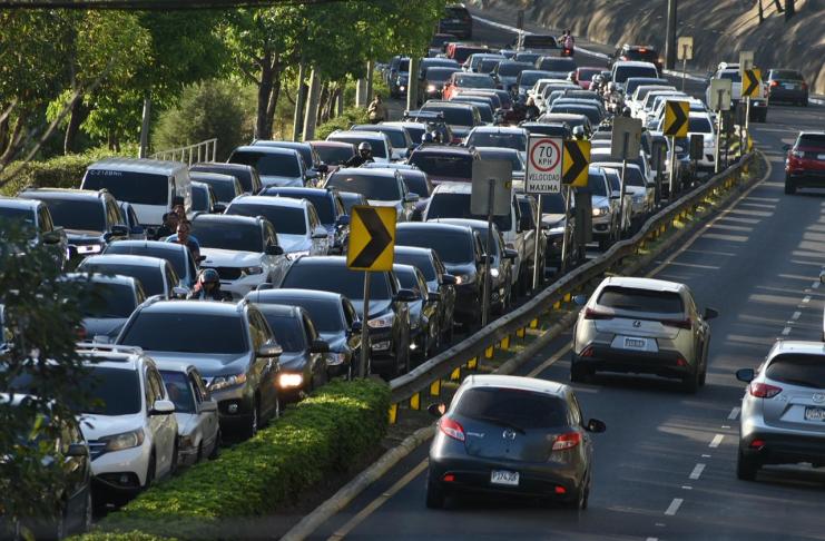 Choque mortal de motociclistas colapsa tránsito hacia carretera a El Salvador. Foto La Hora: José Orozco.