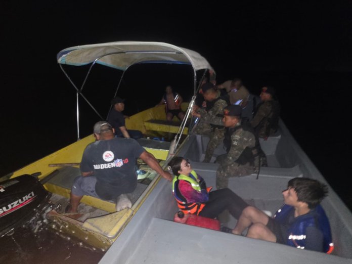Ejército rescata a cuatro tripulantes a la deriva en el Lago Petén Itzá. Foto La Hora: Ejército.