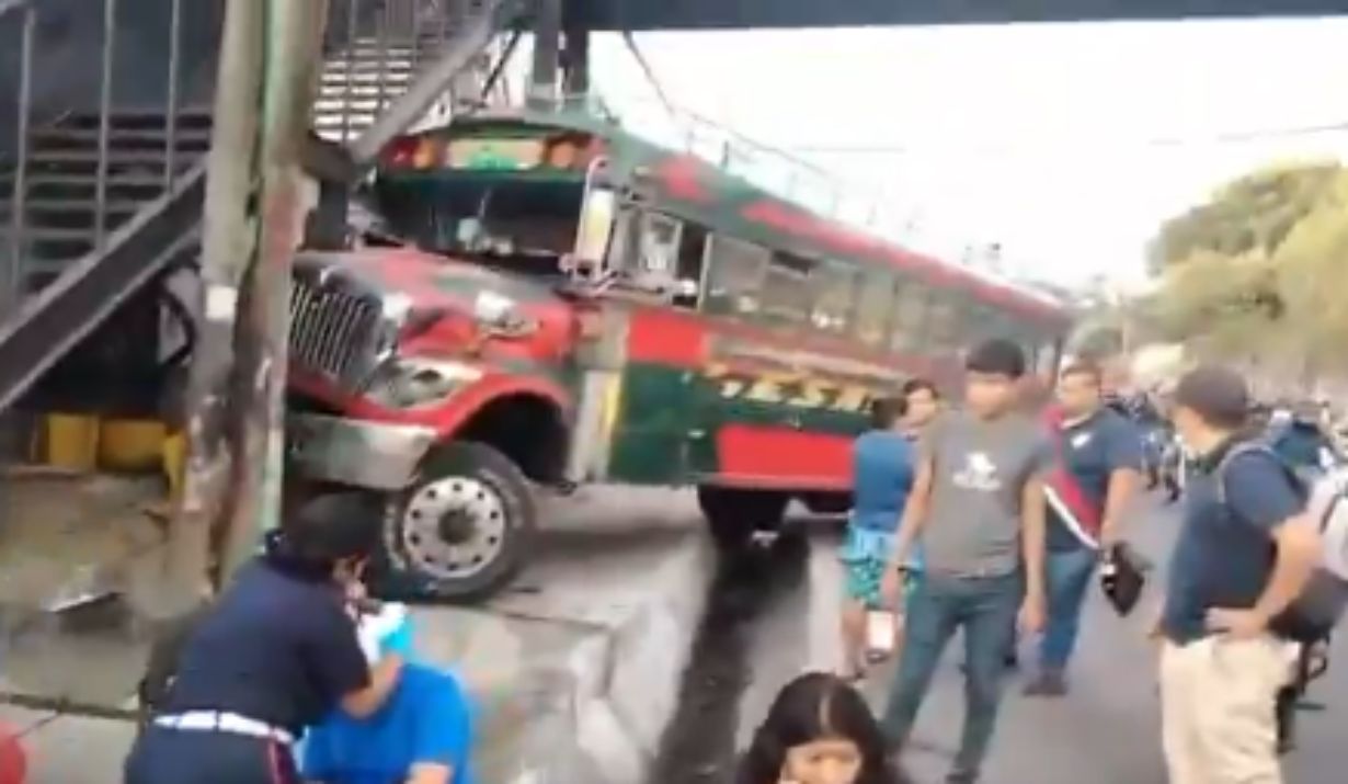 Ocho heridos y tránsito afectado por accidente de bus que colisiona contra pasarela en Villa Nueva