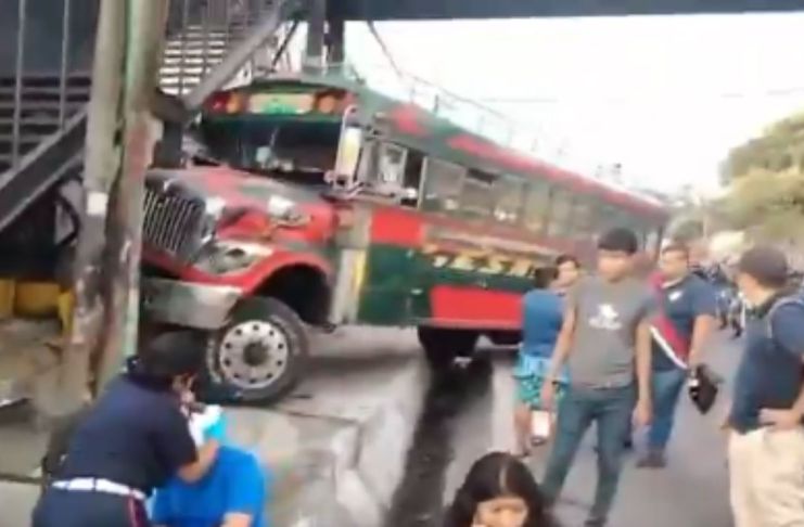 La unidad de transporte quedó empotrada en la base de la pasarela ubicada en el kilómetro 18 de la CA-9 sur con dirección a la capital. Foto La Hora: captura de pantalla PMT de Villa Nueva