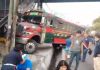 La unidad de transporte quedó empotrada en la base de la pasarela ubicada en el kilómetro 18 de la CA-9 sur con dirección a la capital. Foto La Hora: captura de pantalla PMT de Villa Nueva