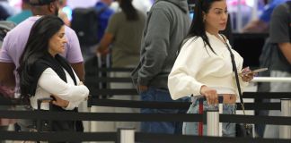 Personas esperan en la fila para abordar un avión este jueves, en el aeropuerto Internacional de Miami en Florida, Estados Unidos. Foto La Hora: EFE